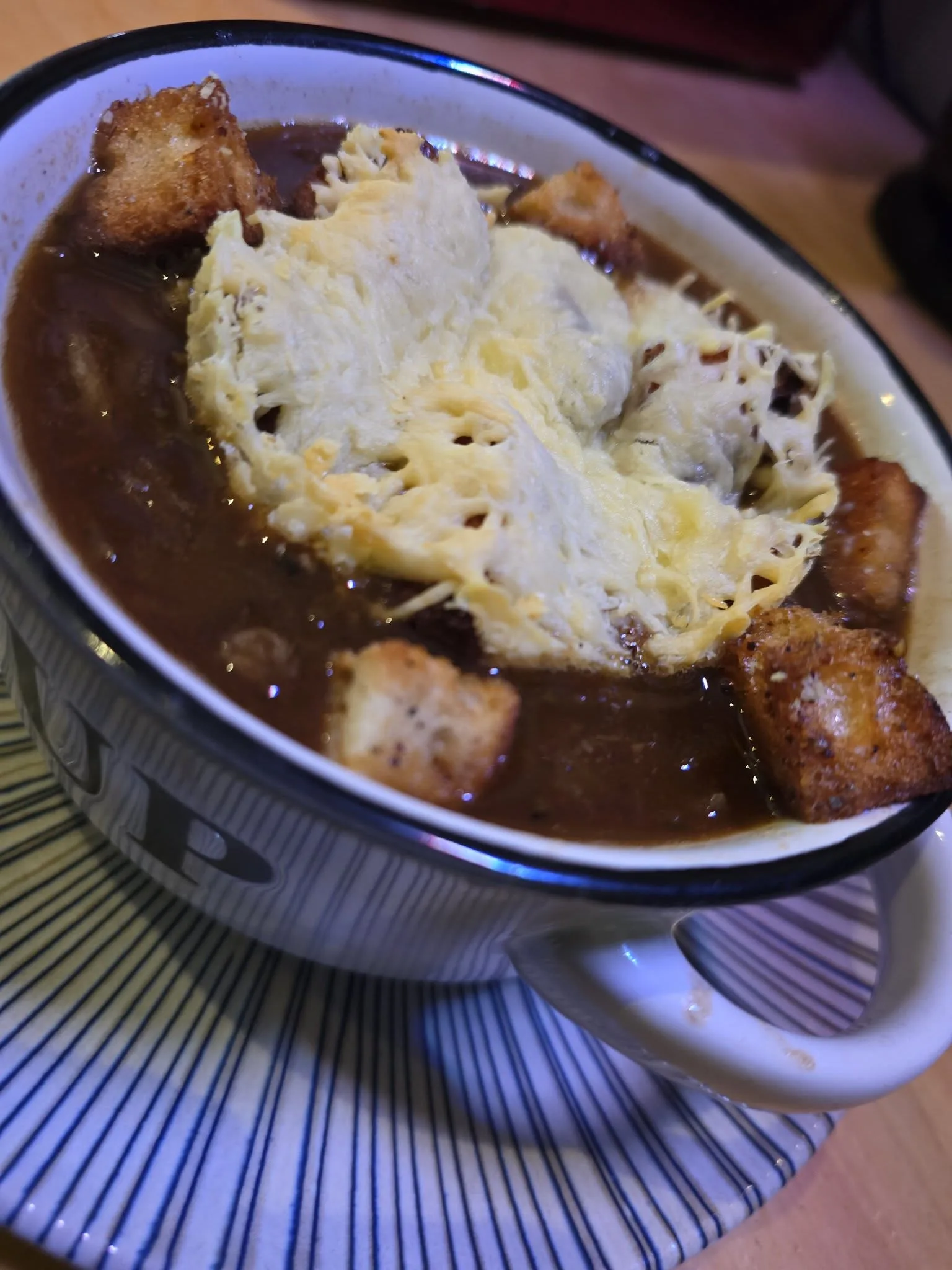Soupe à l'oignon gratinée et petites faims